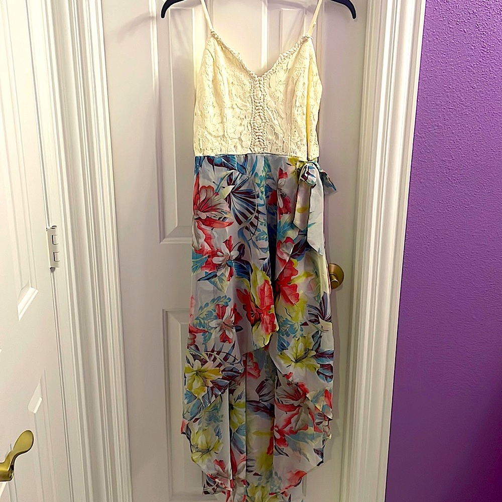 Hello, I’m selling a cute floral summer train dress.